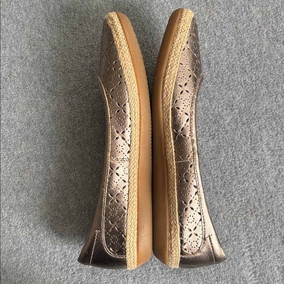 New Clarks Women's Bronze Cutout Loafers 8 - Picture 4 of 7